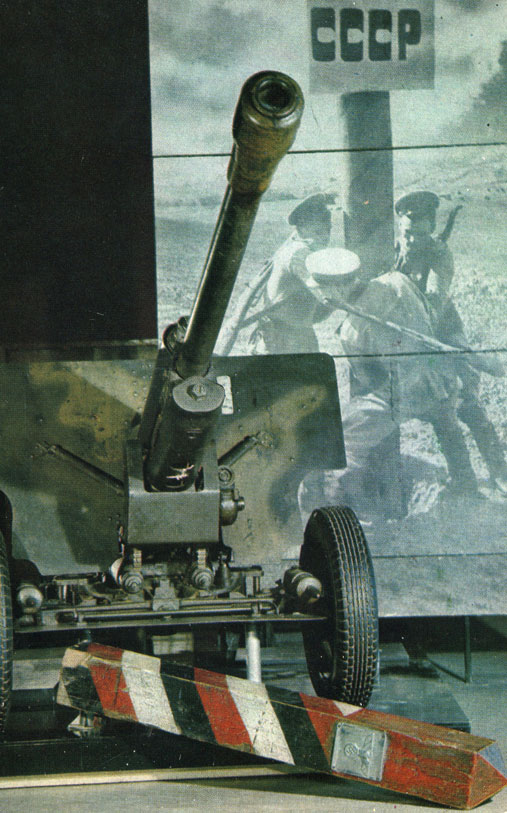19. Эта 76-мм пушка прошла славный боевой путь. 26 марта 1944 года восстановлен первый пограничный столб на линии советской границы. Внизу - пограничный столб гитлеровской Германии