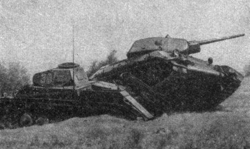 Тридцатьчетверка и фашистский танк. Снимок стал символичным