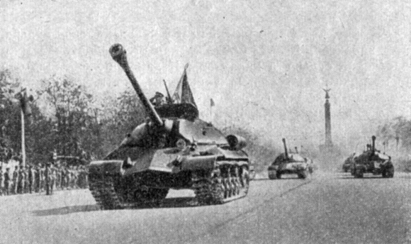 Советские танки на параде в Берлине, май 1945 г.