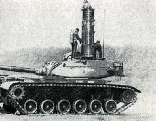 Рис. 22. Подготовка танка M60 к преодолению водной преграды по дну