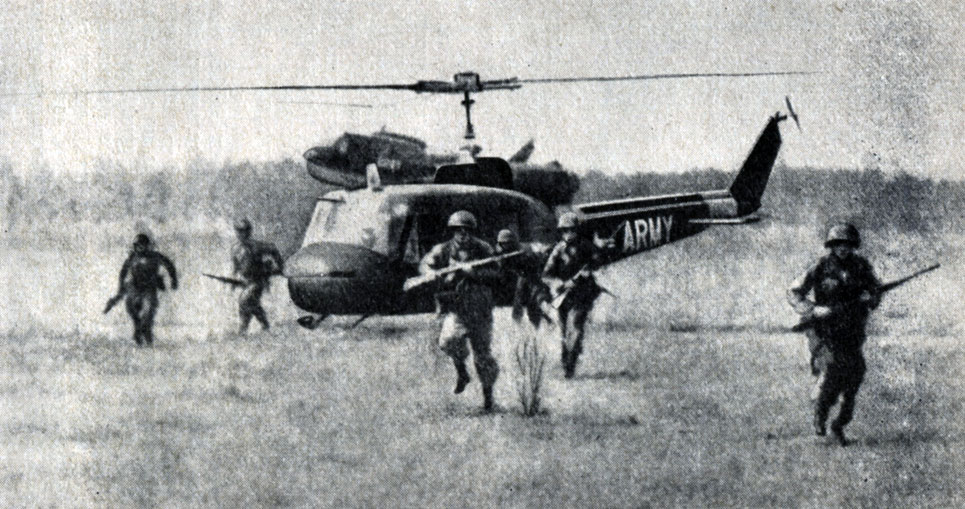 Рис. 55. Вертолет UH-1B 'Ирокез'