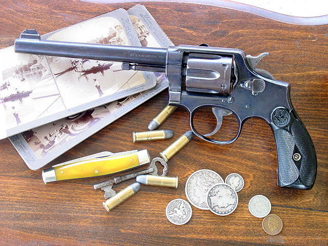 Smith & Wesson. Военная и полицейская модель конца 19 века: https://en.wikipedia.org/wiki/Smith_%26_Wesson#/media/File:S&W_M&P_Hand_Ejector_1899_model.jpg