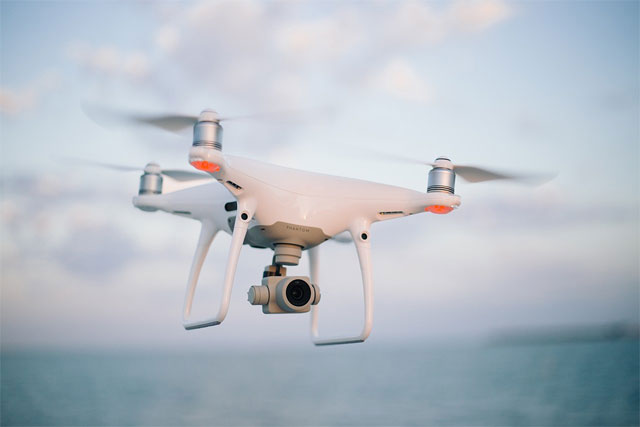 https://en.wikipedia.org/wiki/Quadcopter#/media/File:Quadcopter_camera_drone_in_flight.jpg
